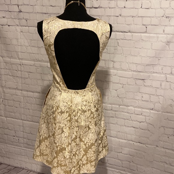 Party Dress in shimmery Gold and Cream with side pockets. Backless. Sz Med. EUC - Picture 5 of 10